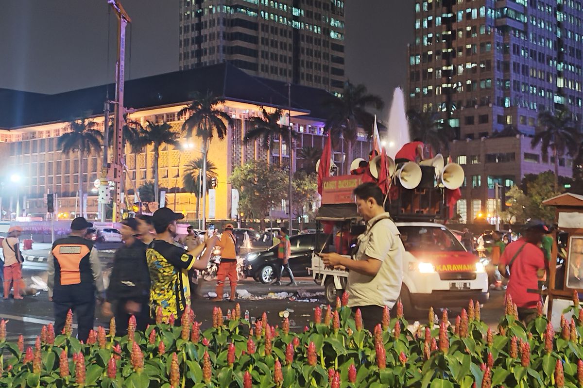 Elemen buruh meninggalkan kawasan Patung Kuda Arjuna Wijaya, Gambir, Jakarta Pusat, Senin (2/10/2023) malam. (KOMPAS.com/XENA OLIVIA)