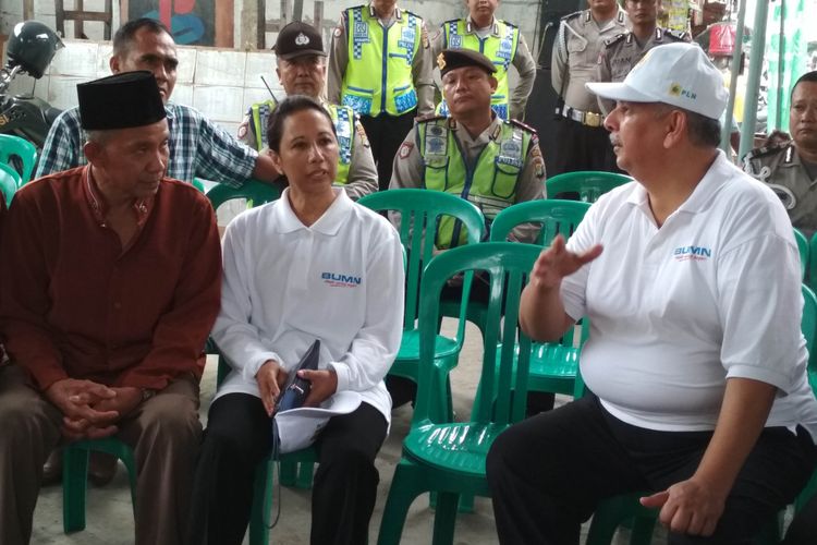 Menteri Badan Usaha Milik Negara, Rini Soemarno (kiri baju putih), Bersama Dirut PLN Sofyan Basri (kanan baju putih) Saat Blusukan di Kelurahan Penjaringan, Jakarta Utara (13/06/2017).