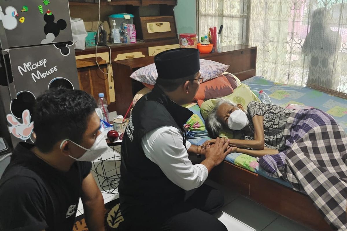 Gubernur Jawa Barat, Ridwan Kamil sedang menjenguk seorang ibu bernama Nia Mariani di kawasan Cimanggis, Depok, yang terbaring sakit, Rabu (28/9/2022).