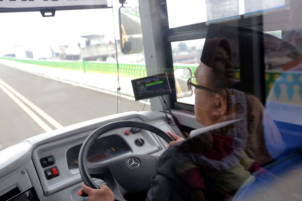 Suasana di dalam bus transjakarta koridor 13 Cileduk - Tendean, Jakarta Selatan, Senin (14/8/2017). Layanan transjakarta koridor 13 mulai beroperasi hari ini, meskipun beberapa halte di koridor tersebut masih belum bisa difungsikan. KOMPAS IMAGES/KRISTIANTO PURNOMO