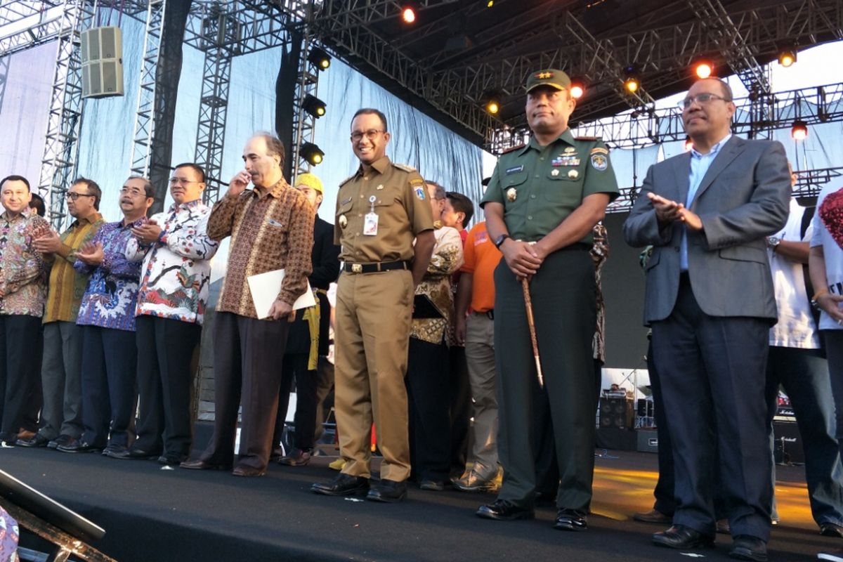 Gubernur DKI Jakarta Anies Baswedan dan senumlah tamu undangan perayaan Paskah di kawasan Monas, Jakarta Pusat, Minggu (1/4/2018).