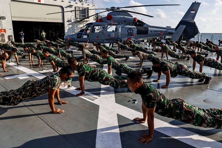 Prajurit Marinir TNI AL melakukan senam pagi di Hanggar Helikopter KRI Semarang di Perairan Koba, Provinsi Kepulauan Bangka Belitung, Rabu (22/7/2020). Latihan tersebut merupakan persiapan kegiatan manuvra lapangan (Manlap) Geladi Tugas Tempur Tingkat III (L-3) Koarmada I, Latihan Pendaratan Amfibi, dan Pengangkatan Kasal Sebagai Warga Kehormatan Korps Marinir di Pantai Todak Dabo Singkep, Kepulauan Riau pada 22 - 28 Juli 2020.