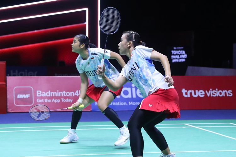 Febriana Dwipuji Kusuma/Amalia Cahaya Pratiwi saat melawan Rin Iwanaga/Kie Nakanishi (Jepang) di semifinal Thailand Open 2024 di Nimibutr Arena, Bangkok, Sabtu (18/5/2024).