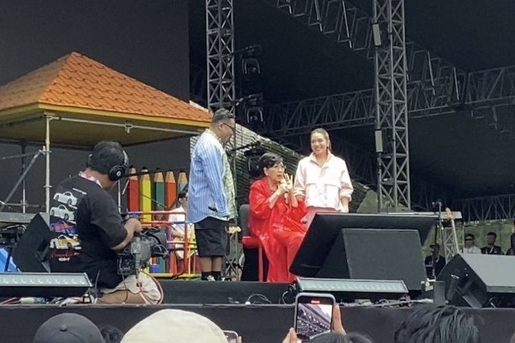 Pakai Kursi Roda Tampil di Synchronize Fest 2024, Titiek Puspa: Saya Mau Nangis