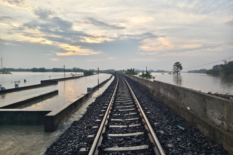 Jalur Hilir Antara Karangjati - Gubug Tergenang Air, 8 Perjalanan KA Terganggu