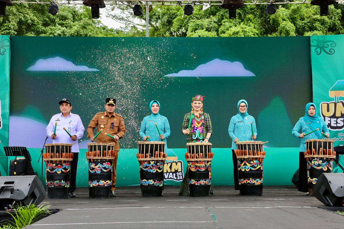 Puncak Peringatan Hari Kesatuan Gerak (HKG) PKK ke-53 dan Rapat Kerja Nasional (Rakernas) X PKK Tahun 2025 di Halaman Parkir Gelora Kadrie Oening, Kota Samarinda, Kalimantan Timur (Kaltim), Senin (7/7/2025).
