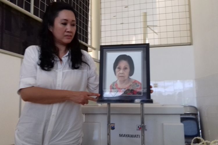 Jenazah Mayawati (82) korban bom bunuh diri di Gereja Katolik Santa Maria Tak Bercela, Ngagel, Surabaya saat disemayamkan di Yayasan Gotong Royong Kota Malang, Senin (14/5/2018). 