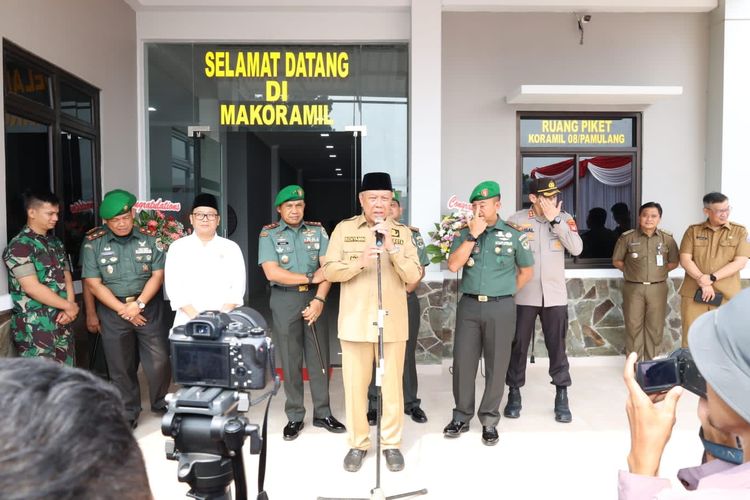 Wali Kota (Walkot) Tangerang Selatan (Tangsel) Benyamin Davnie didampingi Pangdam Jaya Mayjen TNI Mohamad Hasan meresmikan dua koramil baru di Tangerang Selatan, yakni Koramil 08/Pamulang dan Koramil 09/Serpong Utara, pada Selasa (30/5/2023).