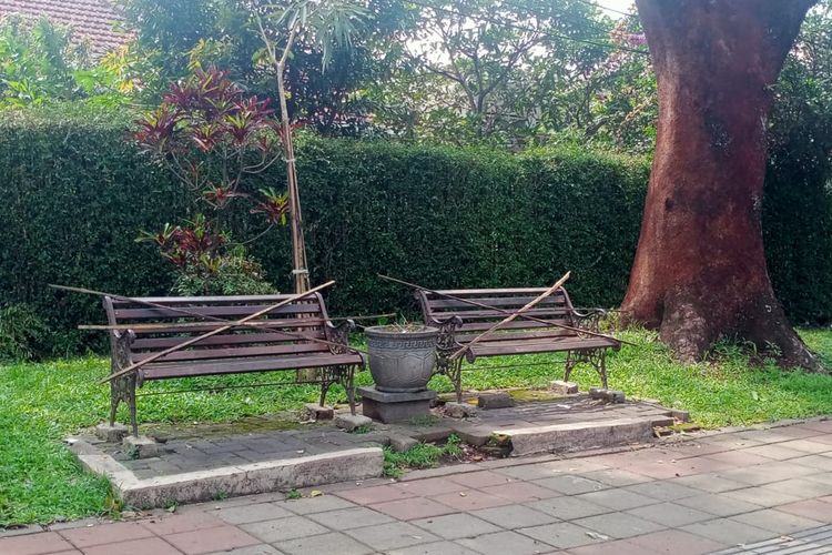 Bangku-bangku yang berada di sekitar pedestrian Jalan Besar Ijen, Kota Malang nampak disegel dengan dipasang bambu. 