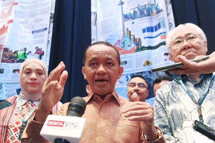 Menteri ESDM Bahlil Lahadalia usai menghadiri acara Investor Daily Summit 2025 di Jakarta, Kamis (9/10/2025). 