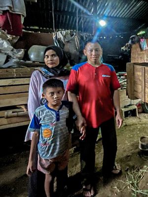 Keluarga Sukiman tinggal di sebuah kandang domba di Kampung Legoknangka, RT 02 RW 09 Desa Campakamekar, Kecamatan Padalarang, Kabupaten Bandung Barat (KBB), Jawa Barat, Sabtu (3/2/2024).