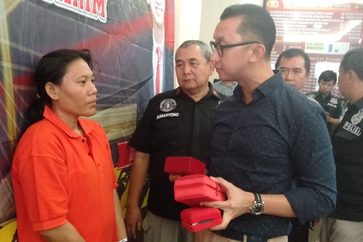 Kasat Reskrim Polres Metro Jakarta Selatan, Kompol Andi Sinjaya Ghalib mengintrogasi R tersangka pembobolan rumah, Selasa (3/12/2019)