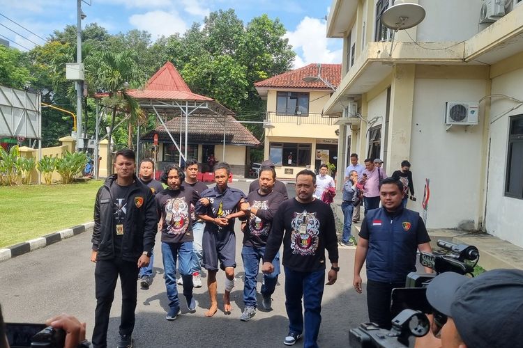 Pelaku mutilasi dan pengecoran mayat di Semarang menghadiri konferensi pers di Polrestabes Semarang, Rabu (10/5/2023).
