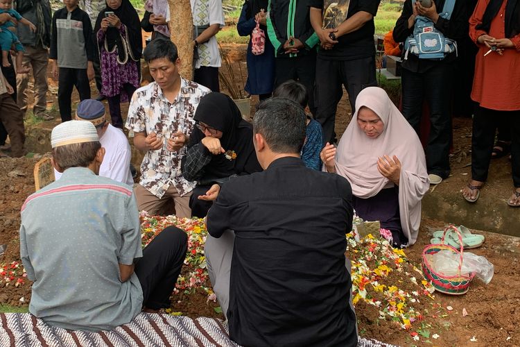 Isak tangis keluarga mengiringi pemakaman F (12) siswa SD di Jatimulya 09 Tambun Selatan, Kabupaten Bekasi, yang kakinya diamputasi karena kanker tulang. F dimakamkan di Tempat Pemakaman Umum (TPU) Padurenan, Kota Bekasi, Kamis (7/12/2023).