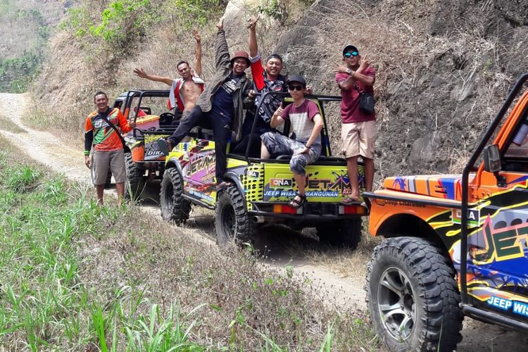 Wisatawan berfoto di atas jeep wisata di Mangunan