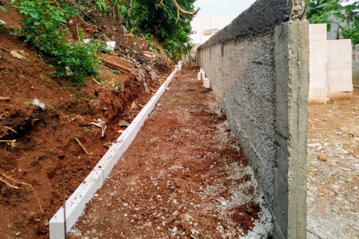 Akses menuju rumah warga di Serua, Ciputat, Tangerang Selatan setelah ditutup tembok setinggi dua meter, Rabu (8/9/2021).