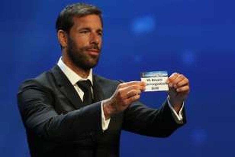 Ruud van Nistelrooy menjadi salah satu mantan pemain yang melakukan drawing Liga Champions, Kamis (25/8/2016). 