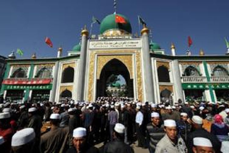 Kaum Muslim di sebuah masjid di Yinchuan, wilayah otonomi Ningxia Hui di China utara, pada September 2009.