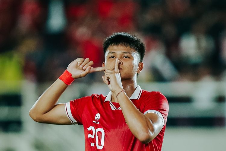 Pemain Timnas Indonesia U-23 Hokky Caraka selebrasi usai mencetak gol kedelapan ke gawang Taiwan saat pertandingan kualifikasi Piala Asia U23 yang berakhir dengan skor 9-0 di Stadion Manahan Solo, Sabtu (9/9/2023) malam. Terkini, Hokky mendapat panggilan ke skuad senior untuk laga timnas Indonesia vs Brunei.