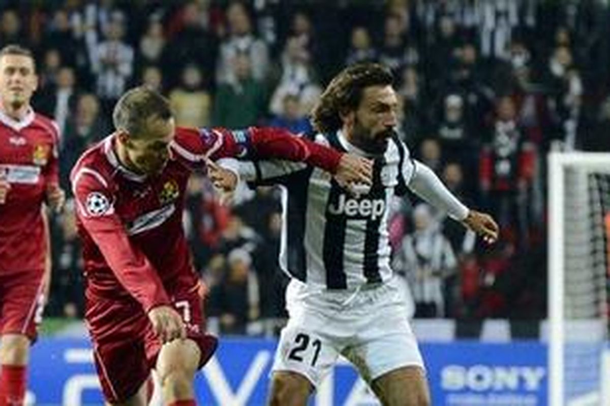 Gelandang Juventus, Andrea Pirlo (kanan), mencoba menghindari kawalan kapten Nordsjaelland, Nicolas Stokholm (kiri), pada laga Liga Champions Grup E di Parken Stadion, Kopenhagen, Selasa (23/10/2012).