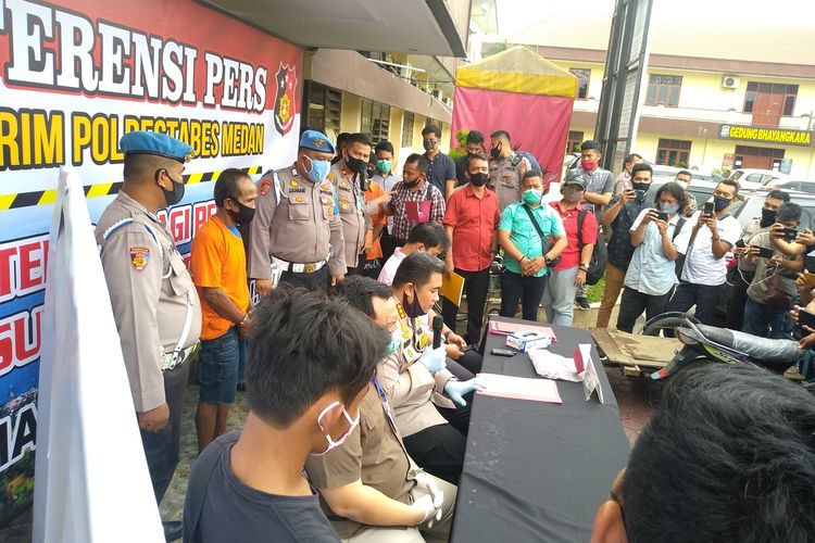 Kapolrestabes Medan, Kombes Pol Riko Sunarko ketika konferensi pers mengenai pembunuhan di Desa Bandar Baru, Kecamatan Sibolangit, Deli Serdang, Kamis (9/7/2020) sore. Motif pembunuhan itu karena pelaku, SL alias Kakek (59) cemburu melihat P (53) bersama pria lain.