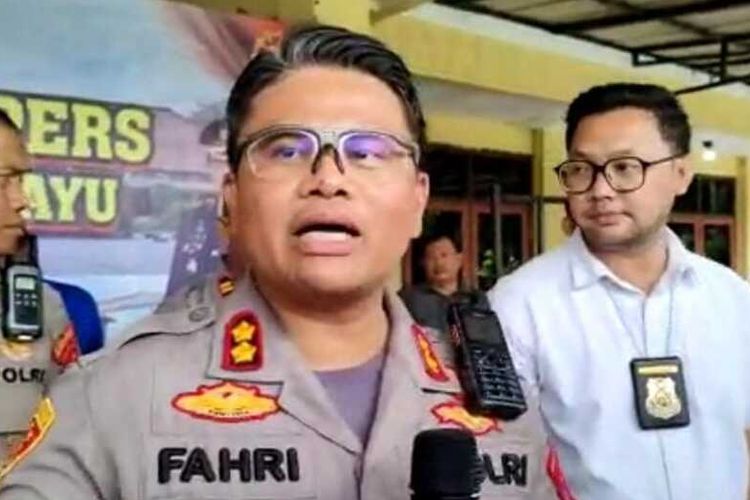 Kapolres Indramayu AKBP Fahri Siregar memberikan keterangan ungkap kasus pencurian buku paket sekolah di Mapolres Indramayu, Selasa (10/2/2023). Polisi menangkap satu orang pelaku yang mencuri ribuan buku yang tersebar di 37 SD dan dua orang penadah buku tersebut.