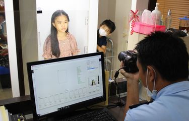 Jumlah permohonan pembuatan paspor di Kantor Imigrasi Kelas II TPI Tanjungbalai Karimun, Kepulauan Riau (Kepri) mengalami peningkatan yang sangat signifikan. Terlihat serorang Anak serius saat sesi pemotretan di Kantor Imigrasi Kelas II TPI Tanjungbalai Karimun.