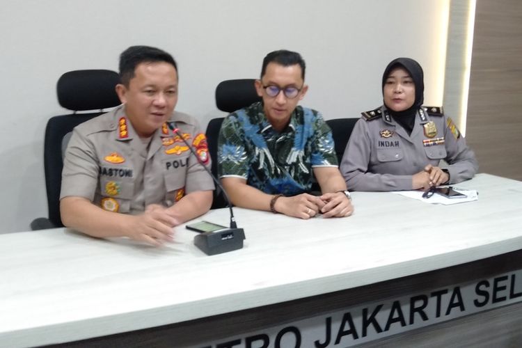 Kapolres Metro Jakarta Selatan, Komisaris Besar Bastoni Purnama (kiri) dan Kasat Reskrim polres Jakarta Selatan, Komisaris Polisi Andi Sinjaya Ghalib (tengah)  dalam jumpa pers soal kasus persekusi yang dialami anggota Banser NU, Rabu (11/12/2019)