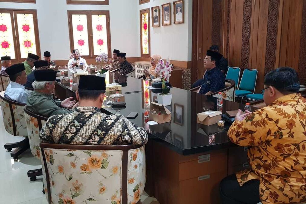 Cagub Jabar Ahmad Syaikhu saat mengunjungi Kantor Sekretariat Majelis Ulama Indonesia (MUI) Jabar di Jalan LL. RE Martadinata, Kota Bandung, Selasa (24/9/2024).