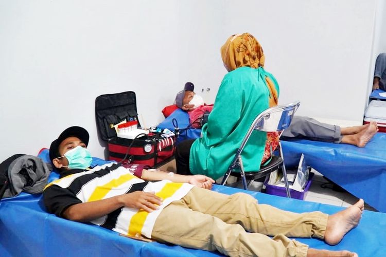Masyarakat mengikuti acara donasi darah dalam rangka memeriahkan Milad ke-20 Layanan Kesehatan Cuma-cuma Dompet Dhuafa, di Tangerang Selatan, Kamis (4/11/2021).