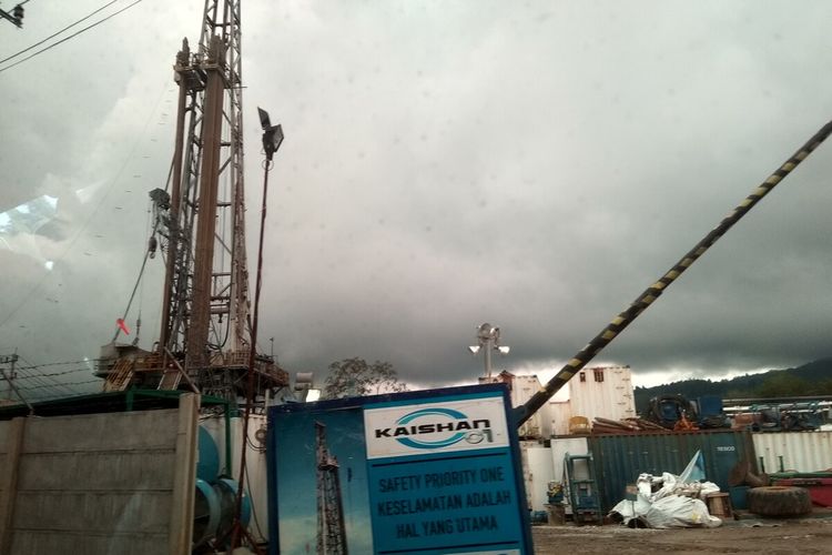 Lokasi proyek geothermal PT SMGP (Sorik Merapi Geothermal Power) di Wellpad T, Desa Sibanggor Julu, Kecamatan Puncak Sorik Merapi, Kabupaten Mandailing Natal, Sumatera Utara, yang mengeluarkan semburan lumpur disertai gas H2S, Minggu (24/4/2022). Akibat kejadian itu, sebanyak 21 warga (termasuk pekerja) mengalami pusing, mual, muntah dan pingsan dibawa ke rumah sakit daerah setempat.