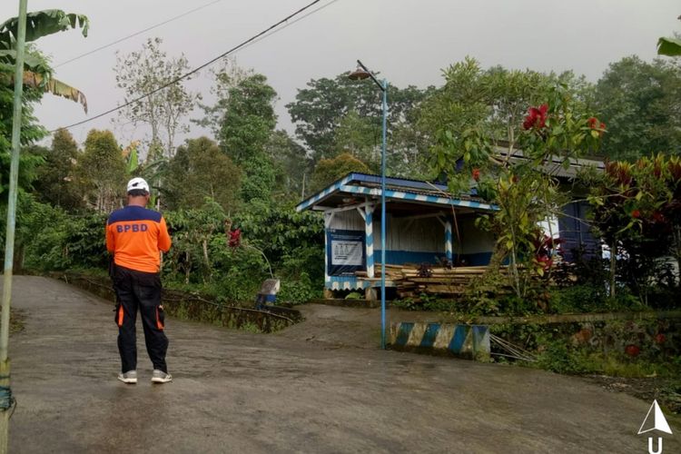 Situasi salah satu kawasan di Kecamatan Ampelgading, Kabupaten Malang, mengalami hujan abu pasca erupsi Gunung Semeru, Minggu (4/12/2022).