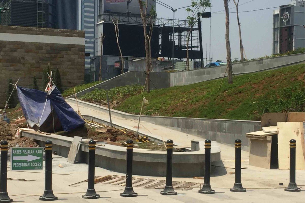 Akses bagi penyandang disabilitas yang dibangun di taman MRT Dukuh Atas, Jakarta Pusat, Selasa (25/9/2018). 