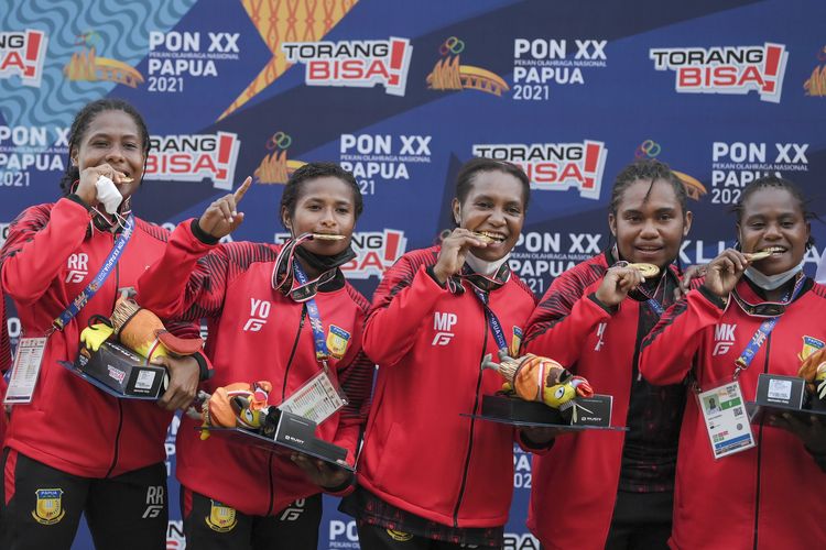 Papua menyabet emas dalam cabor sepak bola putri seusai mengalahkan Jawa Barat pada partai final PON XX Papua 2021.
