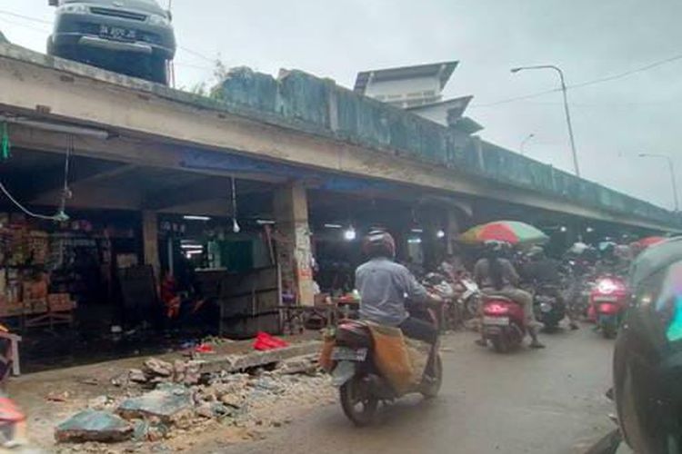 Mobil bal terbuka menabrak tembok pembatas Pasar Antasari Banjarmasin dan menewaskan seorang wanita yang berdagang di bawahnya, Jumat (14/1/2022). 