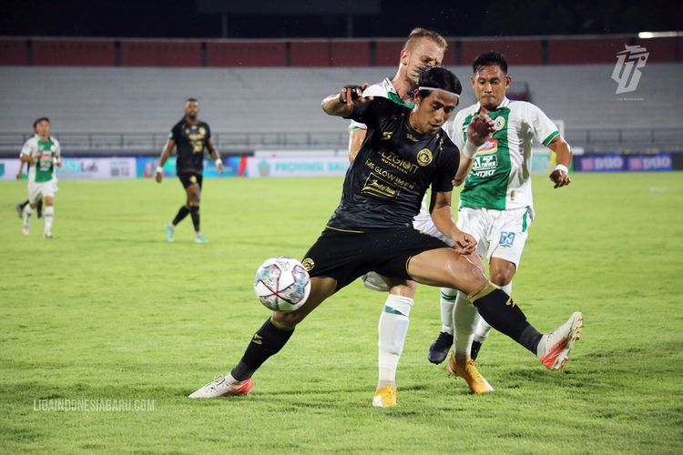 Pemain Arema FC Hanif Sjahbandi dijaga ketat 2 pemain PSS Sleman pada pertandingan pekan 19 Liga 1 2021-2022 yang berakhir dengan skor 2-0 di Stadion Kapten I Wayan Dipta Gianyar, Kamis (13/1/2021) malam.