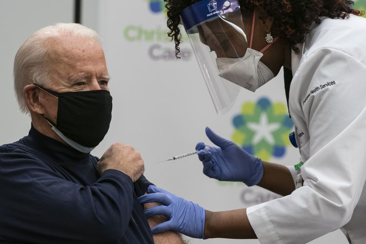 Presiden terpilih AS Joe Biden menerima vaksinasi Covid-19 dari Tabe Mase, Praktisi Perawat dan Kepala Layanan Kesehatan Karyawan, di kampus Christiana Care di Newark, Delaware pada 21 Desember 2020.