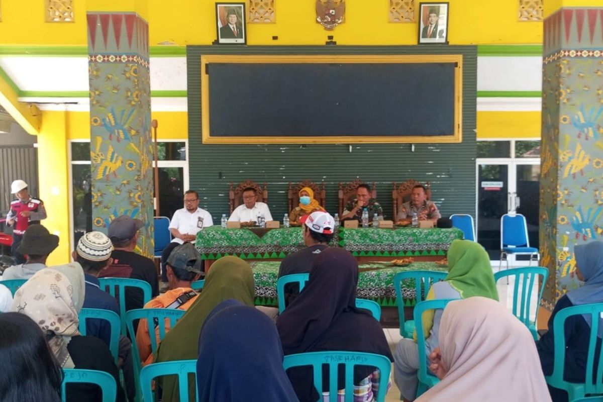 Ratusan warga 3 desa di wilayah Ring 1 lokasi kilang PT TPPI Tuban, Jawa Timur, menggelar pertemuan yang kedua dengan perwakilan PT TPPI Tuban setelah terjadinya kebakaran kilang, Senin (20/10/2025), Mereka menuntut pihak perusahaan untuk memberikan kompensasi kepada warga yang terdampak kebakaran kilang yang terjadi pada beberapa hari lalu.