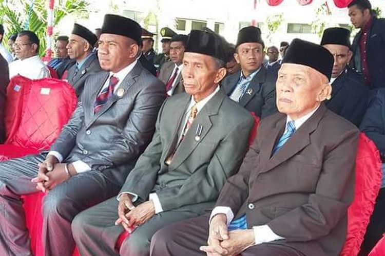 Bupati pertama Kabupaten Timor Tengah Utara (TTU), Nusa Tenggara Timur (NTT), Petrus Salassa (Kanan), saat mengikuti perayaan HUT Kefamenanu di halaman kantor Bupati TTU