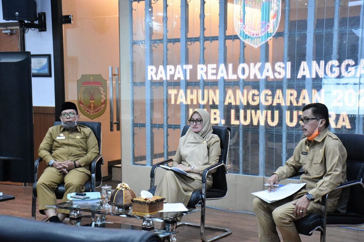 Bupati Luwu Utara saat konferensi video rapat realokasi anggaran 2020 utuk percepatan pencegahan Covid-19