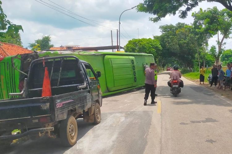 Kecelakaan tunggal dialami Bus Gunung Harta di Jalan Nasional Desa Aengdake, Kecamatan Bluto, Kabupaten Sumenep, Jawa Timur, Jumat (8/3/2024). 