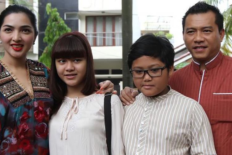 Anang Hermansyah dan Ashanty beserta Aurel dan Azriel, anak-anak Anang dari perkawinan dengan Krisdayanti, mendatangi Masjid Al Falah untuk menyerahkan satu ekor sapi sebagai hewan kurban dari keluarga mereka di Taman Bona Indah, Jakarta Selatan, Jumat (26/10/2012).