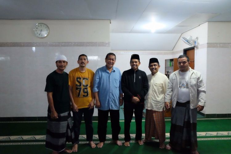 Deddy Mizwar (dua dari kiri) dan Dedi Mulyadi (dua dari kanan) foto bersama di Purwakarta.