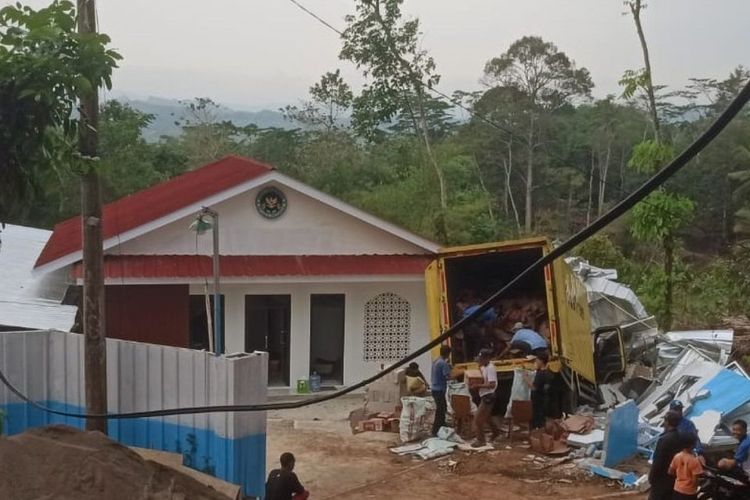 Diduga Rem Blong, Truk Bermuatan Teh Hantam Dapur MBG di Cianjur, Tiga Pegawai Terluka