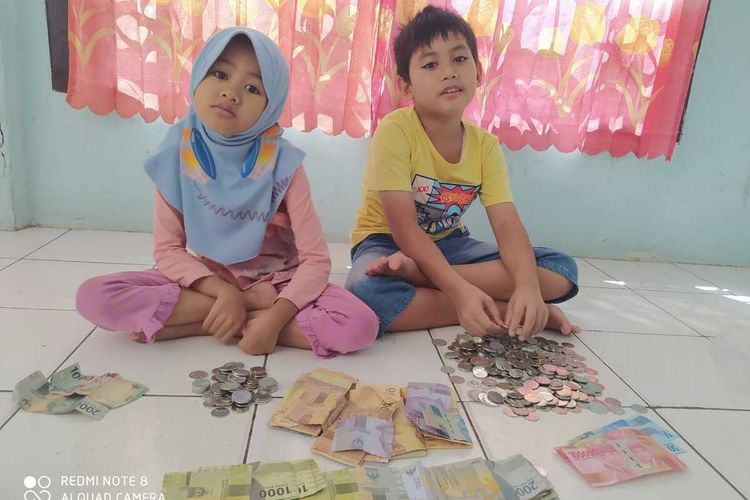 Amir Althaf Habibi anak berusia 9 tahun di Palembang, Sumatera Selatan bersama adiknya Nayra Sabila (5) yang menabung untuk membli kambing kurban.