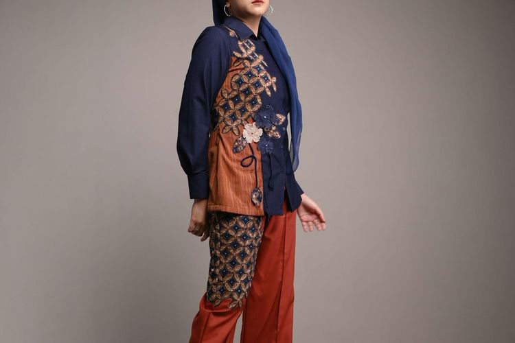 Aura Afilia Azzahra desainer muda berbakat asal Jawa Timur dengan hasil karyanya membawa jeans ke ranah fashion ready-to-wear yang elegan dan sarat makna.