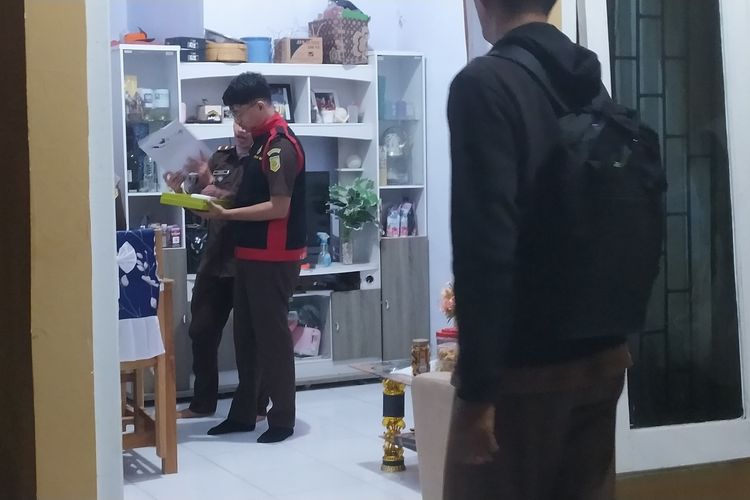 GELEDAH—Tim penyidik Kejari Ngawi menggeledah rumah tersangka Winarto, anggota DPRD Ngawi dalam kasus kasus korupsi gratifikasi dan manipulasi pajak daerah pengadaan lahan pabrik mainan PT GFT Indonesia Investment.   