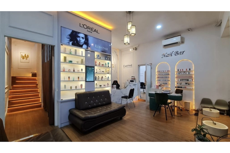 Desain interior Castine Salon yang memadukan gaya minimalis modern, memberikan suasana nyaman untuk pengunjung.