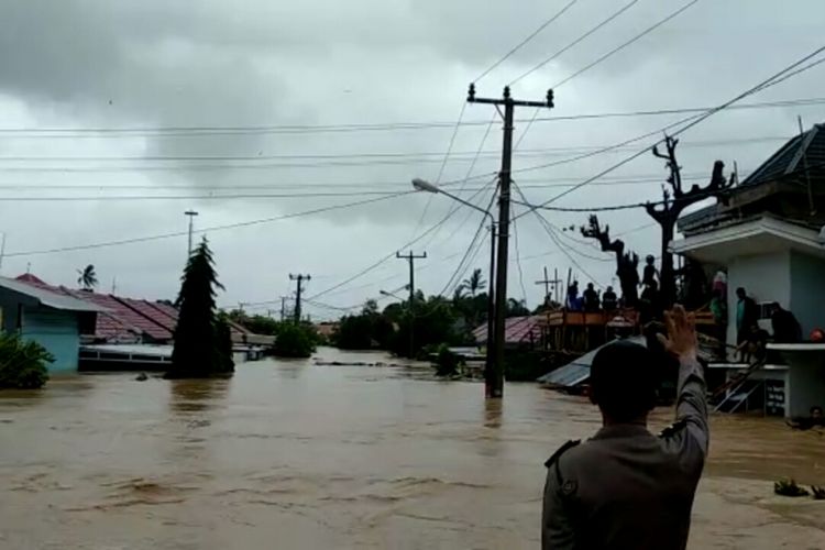 Proses evakuasi warga BTN Sigma Pangkabinanga, Kecamatan Pallangga, Kabupaten Gowa, Sulawesi Selatan. Selasa, (22/1/2019).