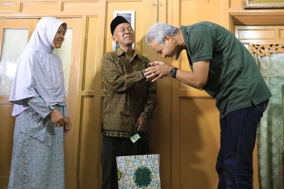 Gubernur Jawa Tengah Ganjar Pranowo bersilaturahmi ke kediaman gurunya Wagiyo Suratno di Tawangmangu, Kabupaten Karanganyar, Jawa Tengah, Jumat (7/6/2019). Wagiyo merupakan guru Ganjar saat Sekolah Dasar (SD).